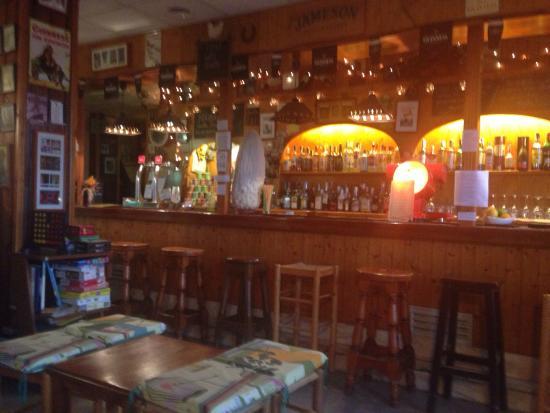 Hennessey's Irish Pub