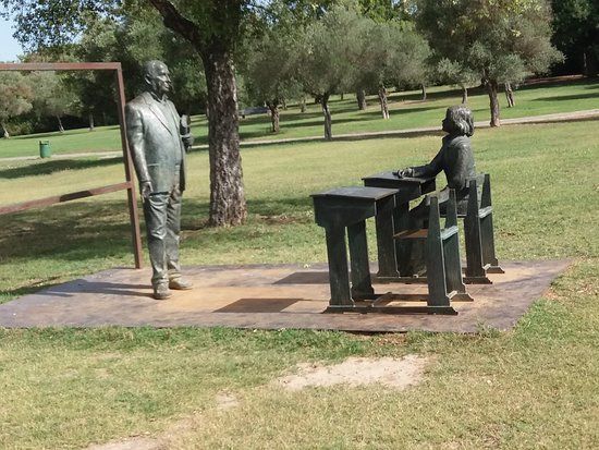 Monumento Al Maestro